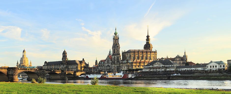 Dresden im Abendlicht, über die Elbe gesehen: Augustusbrücke, Frauenkirche, Ständehaus, Hofkirche und Residenzschloss
